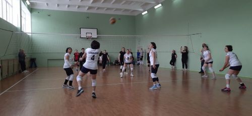 В Азнакаево проходят соревнования по волейболу среди женщин