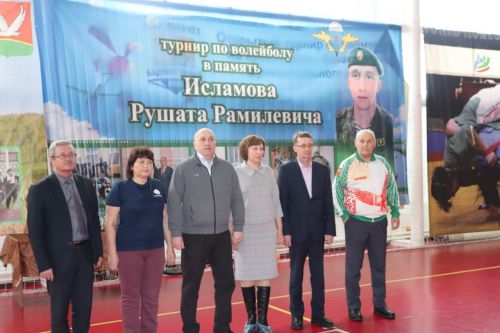 Азнакай волейболчылары Рушат Исламовны искә алдылар