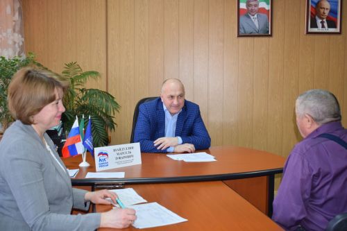 Секретарь Азнакаевского отделения "Единой России" Марсель Шайдуллин провел прием граждан