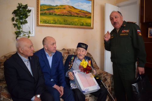 В Азнакаево поздравили с 102-летием ветерана Отечественной войны Гайнуллу Аюпова