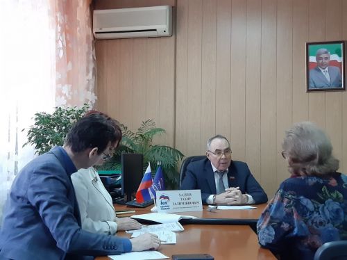 Азнакаевцев принял депутат Госсовета РТ Тахир Хадеев