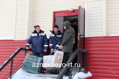 Азнакаевцы отправили военнослужащим гуманитарную помощь