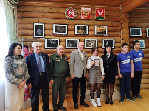 В Азнакаево 16 подростков получили паспорта в День местного самоуправления