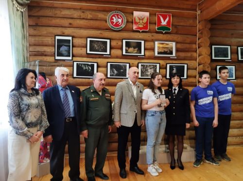 В Азнакаево 16 подростков получили паспорта в День местного самоуправления