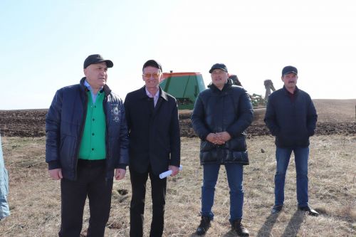 На полях закипела работа