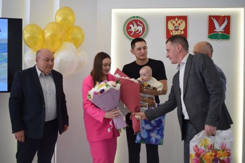 Глава района Марсель Шайдуллин поздравил с Днем семьи азнакаевцев, у которых в этом году произошло пополнение в семье