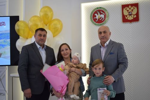 Глава района Марсель Шайдуллин поздравил с Днем семьи азнакаевцев, у которых в этом году произошло пополнение в семье