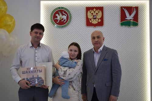 Глава района Марсель Шайдуллин поздравил с Днем семьи азнакаевцев, у которых в этом году произошло пополнение в семье
