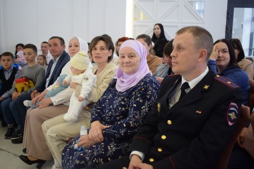 Глава района Марсель Шайдуллин поздравил с Днем семьи азнакаевцев, у которых в этом году произошло пополнение в семье