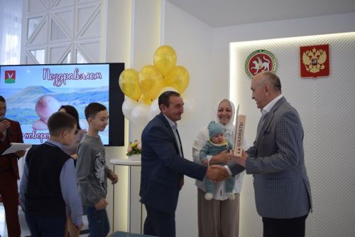 Глава района Марсель Шайдуллин поздравил с Днем семьи азнакаевцев, у которых в этом году произошло пополнение в семье