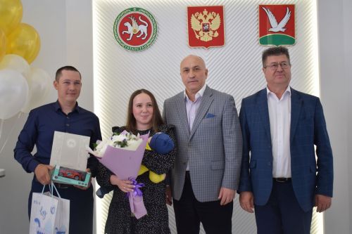 Глава района Марсель Шайдуллин поздравил с Днем семьи азнакаевцев, у которых в этом году произошло пополнение в семье