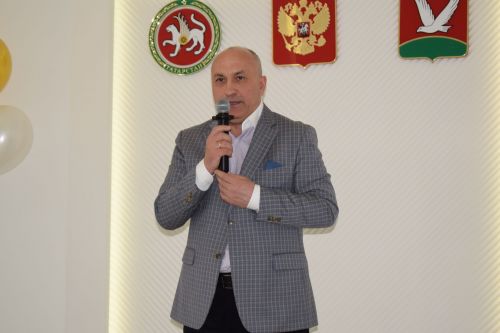 Глава района Марсель Шайдуллин поздравил с Днем семьи азнакаевцев, у которых в этом году произошло пополнение в семье