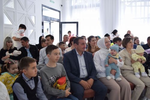 Глава района Марсель Шайдуллин поздравил с Днем семьи азнакаевцев, у которых в этом году произошло пополнение в семье