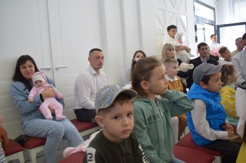 Глава района Марсель Шайдуллин поздравил с Днем семьи азнакаевцев, у которых в этом году произошло пополнение в семье