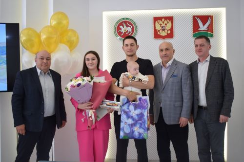 Глава района Марсель Шайдуллин поздравил с Днем семьи азнакаевцев, у которых в этом году произошло пополнение в семье