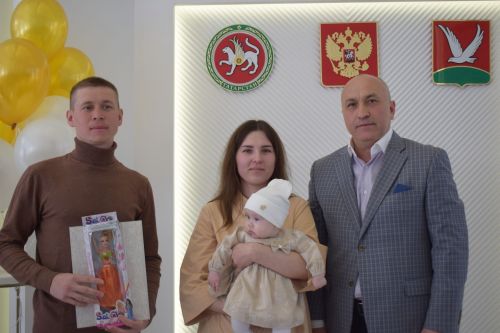 Глава района Марсель Шайдуллин поздравил с Днем семьи азнакаевцев, у которых в этом году произошло пополнение в семье
