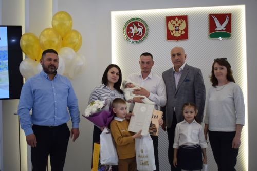 Глава района Марсель Шайдуллин поздравил с Днем семьи азнакаевцев, у которых в этом году произошло пополнение в семье