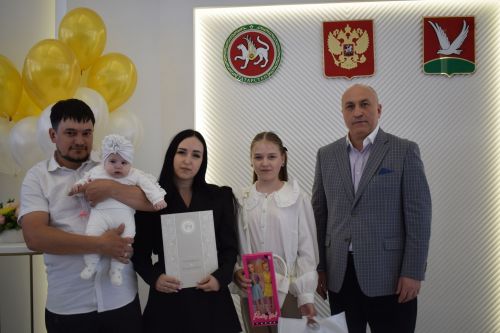 Глава района Марсель Шайдуллин поздравил с Днем семьи азнакаевцев, у которых в этом году произошло пополнение в семье