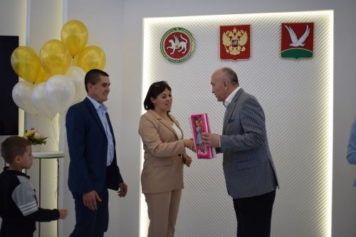 Глава района Марсель Шайдуллин поздравил с Днем семьи азнакаевцев, у которых в этом году произошло пополнение в семье