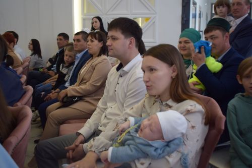 Глава района Марсель Шайдуллин поздравил с Днем семьи азнакаевцев, у которых в этом году произошло пополнение в семье