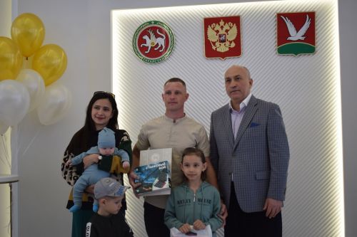 Глава района Марсель Шайдуллин поздравил с Днем семьи азнакаевцев, у которых в этом году произошло пополнение в семье