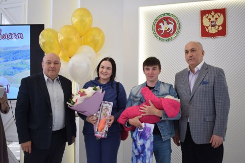 Глава района Марсель Шайдуллин поздравил с Днем семьи азнакаевцев, у которых в этом году произошло пополнение в семье
