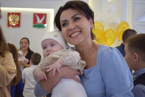 Глава района Марсель Шайдуллин поздравил с Днем семьи азнакаевцев, у которых в этом году произошло пополнение в семье