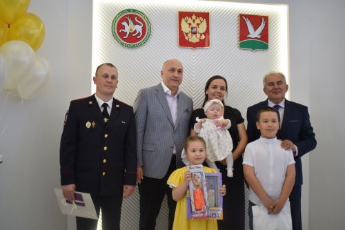 Глава района Марсель Шайдуллин поздравил с Днем семьи азнакаевцев, у которых в этом году произошло пополнение в семье