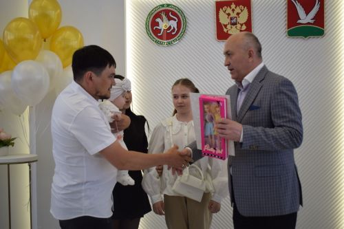 Глава района Марсель Шайдуллин поздравил с Днем семьи азнакаевцев, у которых в этом году произошло пополнение в семье