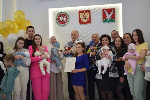 Глава района Марсель Шайдуллин поздравил с Днем семьи азнакаевцев, у которых в этом году произошло пополнение в семье