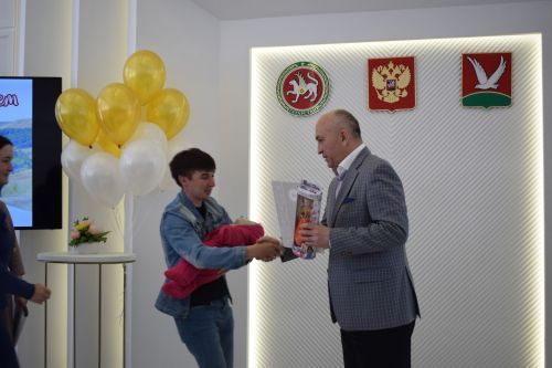 Глава района Марсель Шайдуллин поздравил с Днем семьи азнакаевцев, у которых в этом году произошло пополнение в семье