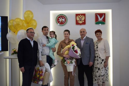 Глава района Марсель Шайдуллин поздравил с Днем семьи азнакаевцев, у которых в этом году произошло пополнение в семье