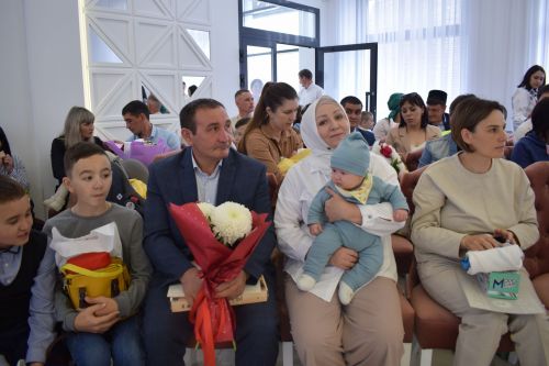 Глава района Марсель Шайдуллин поздравил с Днем семьи азнакаевцев, у которых в этом году произошло пополнение в семье