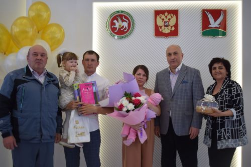 Глава района Марсель Шайдуллин поздравил с Днем семьи азнакаевцев, у которых в этом году произошло пополнение в семье