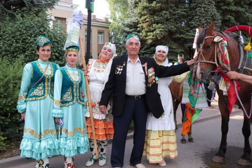 В Азнакаево продолжается традиционный сбор подарков на Сабантуй