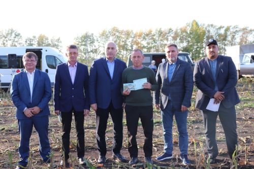В Азнакаево вручили денежные сертификаты передовым труженикам сельского хозяйства