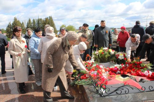 Возложение цветов к Вечному огню. Минута молчания.
