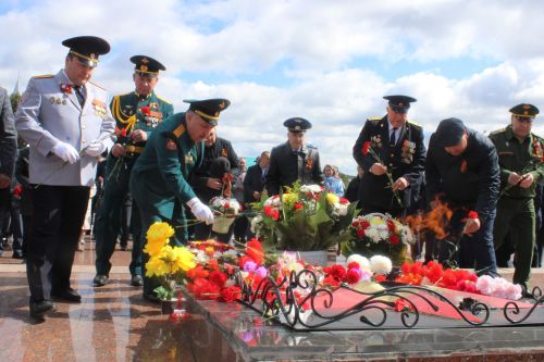 Возложение цветов к Вечному огню. Минута молчания.