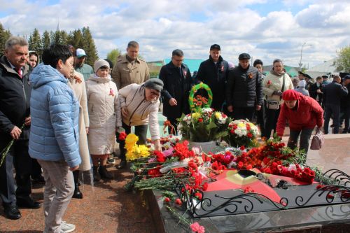 Возложение цветов к Вечному огню. Минута молчания.