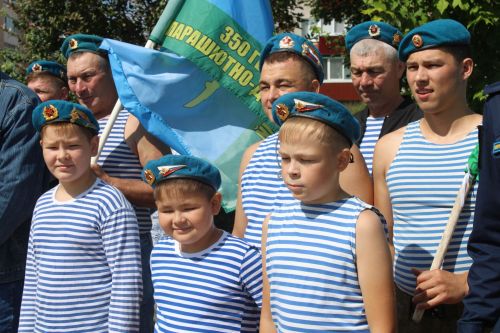 Сегодня в Азнакаево состоялся митинг, посвящённый Дню воздушно-десантных войск