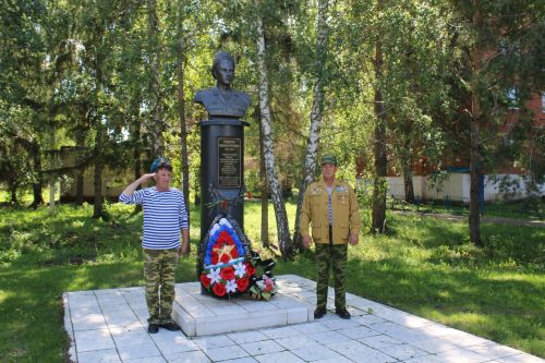 Сегодня в Азнакаево состоялся митинг, посвящённый Дню воздушно-десантных войск