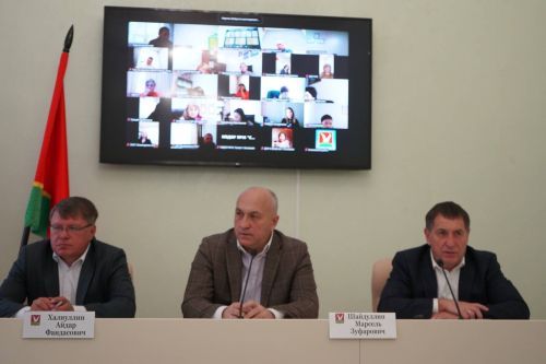 В Азнакаево состоялось еженедельное совещание