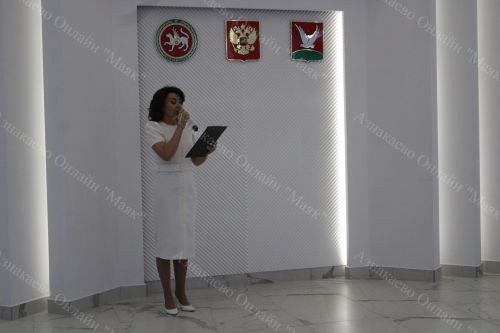 Азнакайда тантаналы рәвештә күп балалы гаиләләргә таныклыклар тапшырдылар