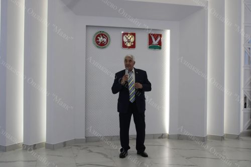 Азнакайда тантаналы рәвештә күп балалы гаиләләргә таныклыклар тапшырдылар