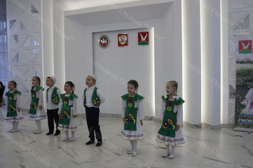 Азнакайда тантаналы рәвештә күп балалы гаиләләргә таныклыклар тапшырдылар
