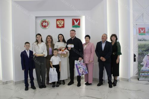 Азнакайда тантаналы рәвештә күп балалы гаиләләргә таныклыклар тапшырдылар