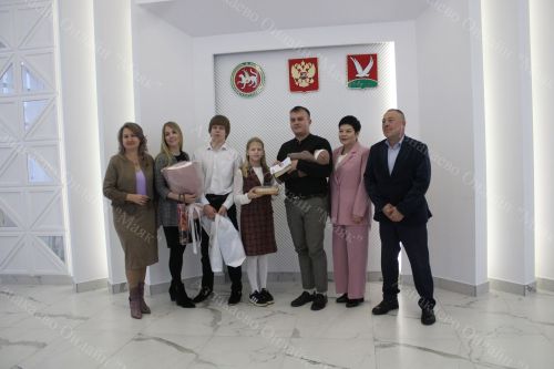 Азнакайда тантаналы рәвештә күп балалы гаиләләргә таныклыклар тапшырдылар