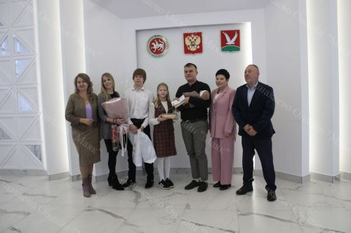 В Азнакаево торжественно вручили удостоверения многодетным семьям