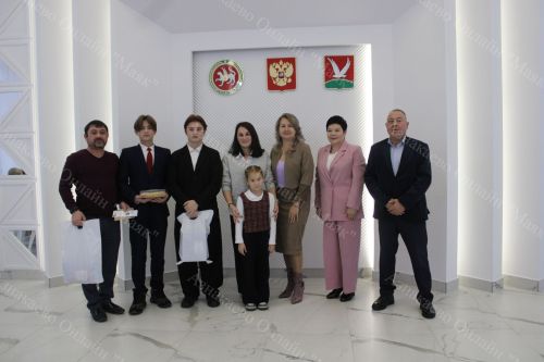 Азнакайда тантаналы рәвештә күп балалы гаиләләргә таныклыклар тапшырдылар