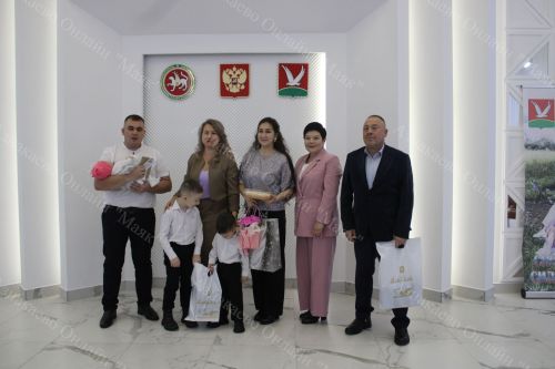 В Азнакаево торжественно вручили удостоверения многодетным семьям